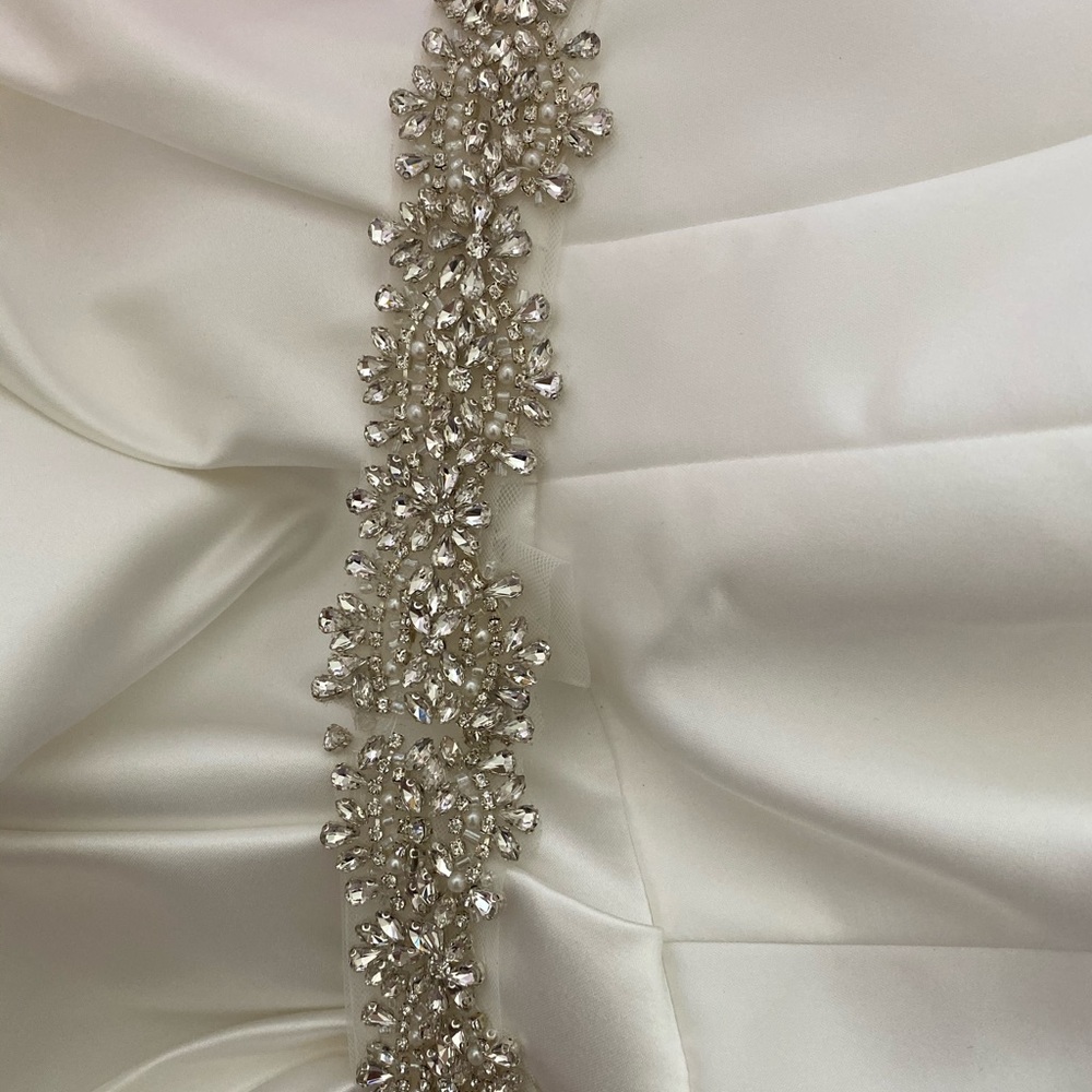 NEVER WORN BRIDAL BALL GOWN! - Picture 4 of 7